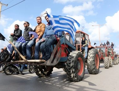 «Ζεσταίνονται» τα τρακτέρ των αγροτών - Μπλόκα σε ολόκληρη την Ελλάδα